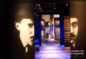 Foto de uma das salas da exposição Fernando Pessoa Plural como o Universo.